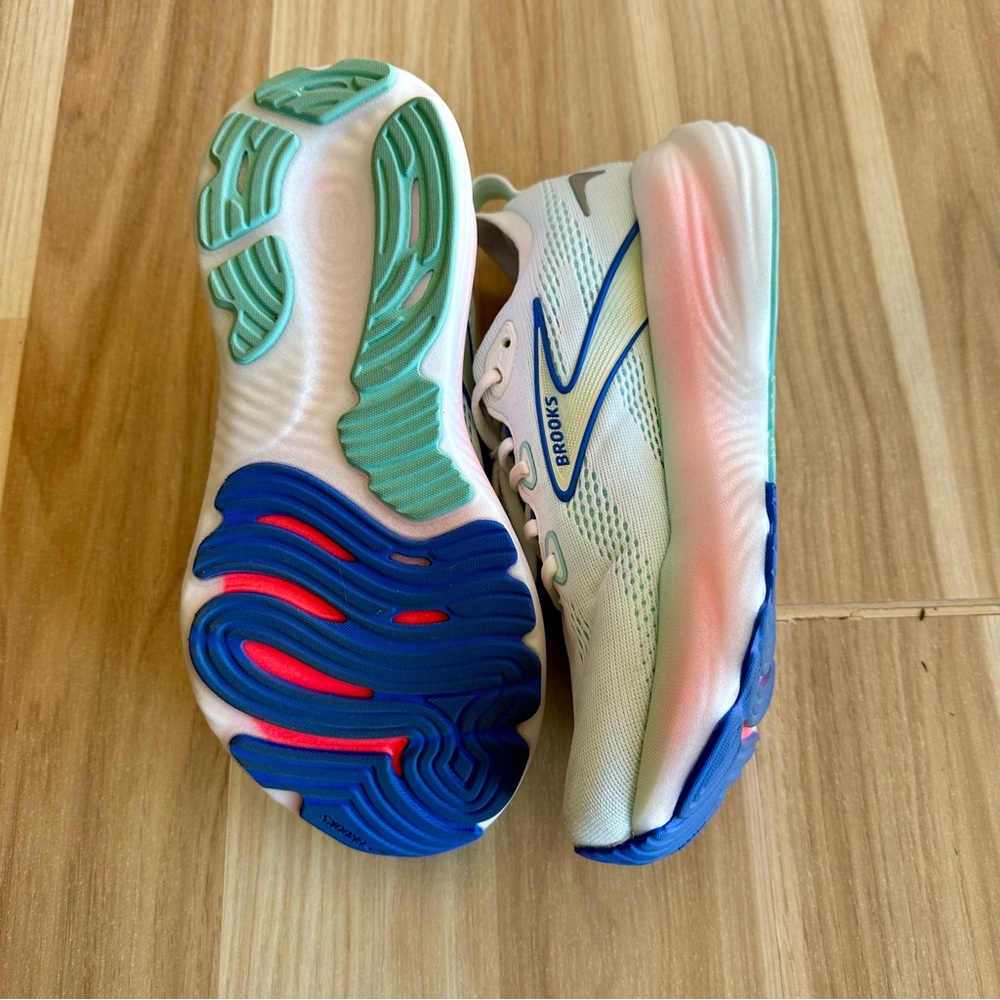 Brand new Brooks running sneakers - Picture 3 of 7